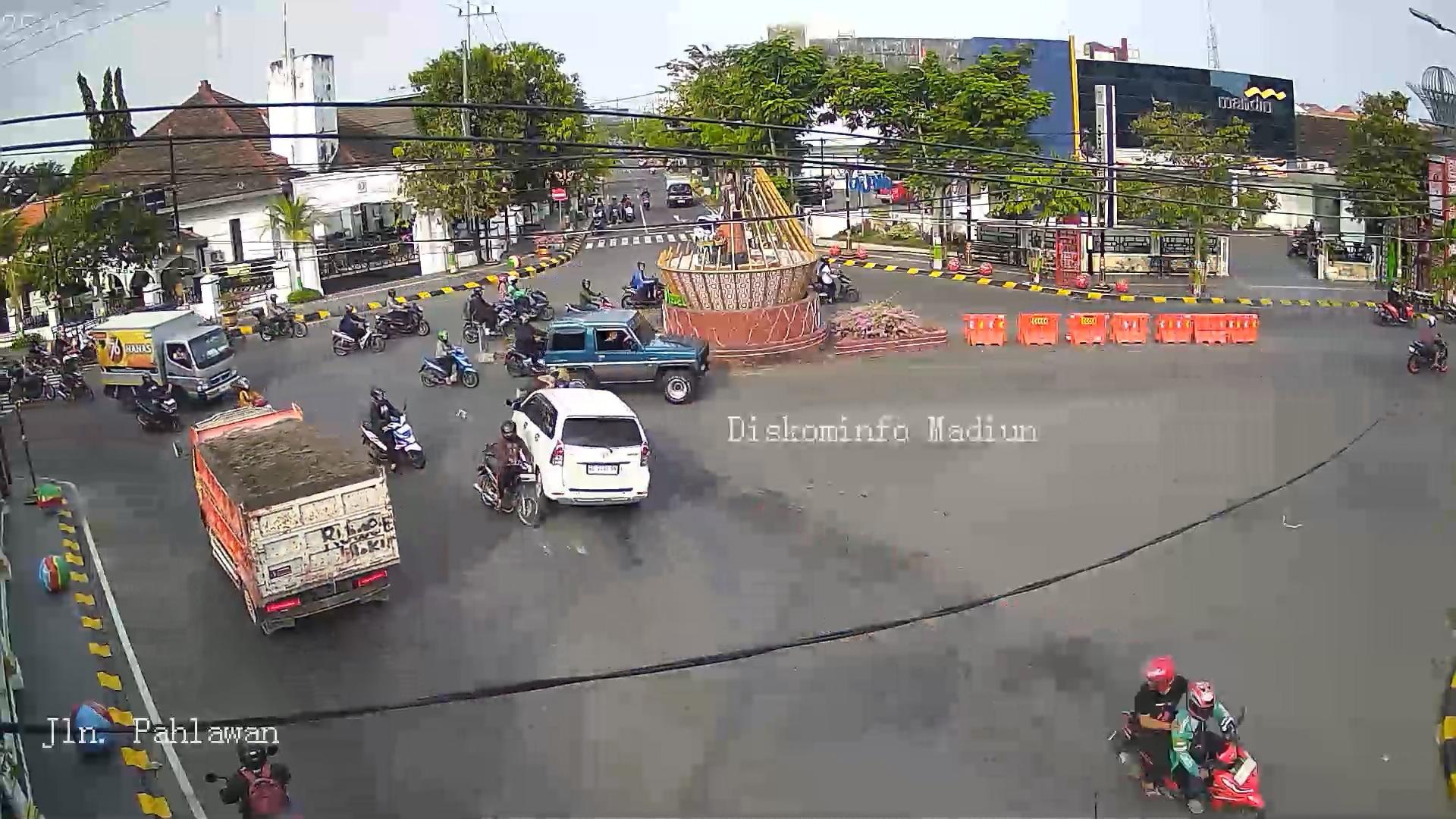 Kecelakaan di Madiun, Mobil Avanza Seruduk Pemotor di Traffic Light Jalan Pahlawan, 2 Orang Luka