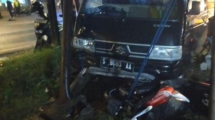 Kecelakaan Maut di Gresik, Pickup Seruduk Warung Angkringan Usai Ditabrak Honda CB, Satu Tewas