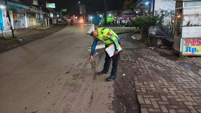 kecelakaan-maut-di-Jember-Jalan-Raya-Ambulu-Balung-wanita-jatuh-dari-boncengan-tewas-terlindas-truk.jpg
