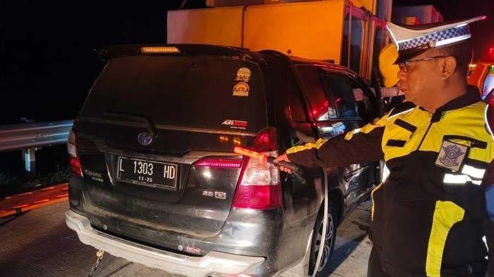 kecelakaan-maut-di-Tol-Jombang-Mojokerto-Toyota-Innova-yang-menabrak-truk-beton.jpg