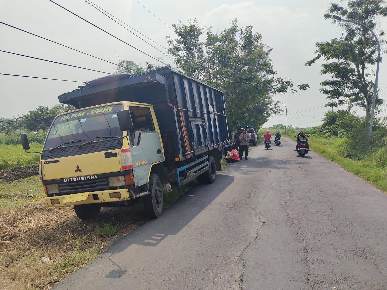 kecelakaan-maut-di-gresik-pemotor-tabrak-truk-dari-belakang.jpg