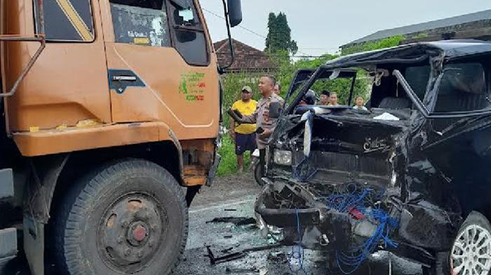 kecelakaan-maut-di-gresik-pickup-adu-moncong-dengan-dump-truk.jpg
