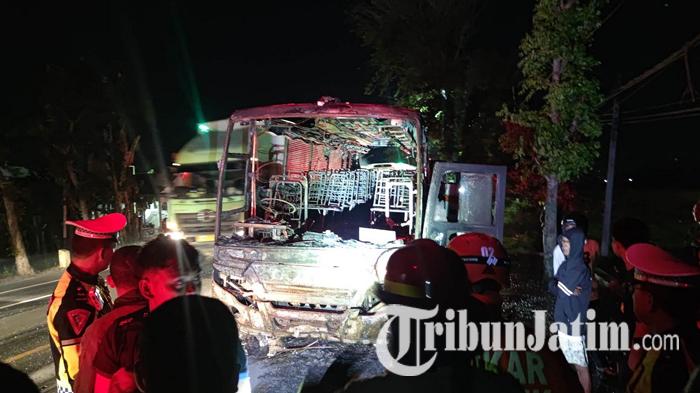Kecelakaan Maut di Nganjuk, Bus dan Motor Hangus Terbakar, Satu Tewas, Sopir dan Kenek Diduga Kabur