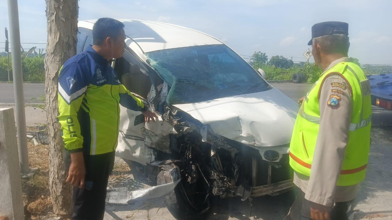 kecelakaan-xenia-vs-truk-di-bojonegoro.jpg