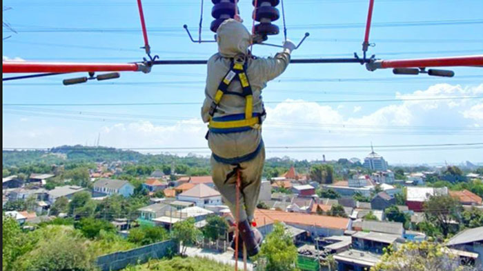 Jaga Kualitas Suplai Listrik, PDKB UPT Gresik Lakukan Penggantian 288 Keping Isolator