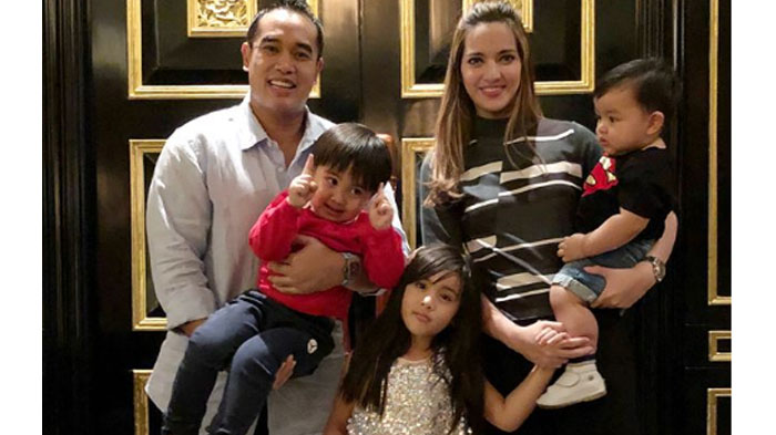 Kompak Pakai Baju Ala Petualang, Begini Gaya Nia Ramadhani dan Tiga Anaknya di Ultah El Barack