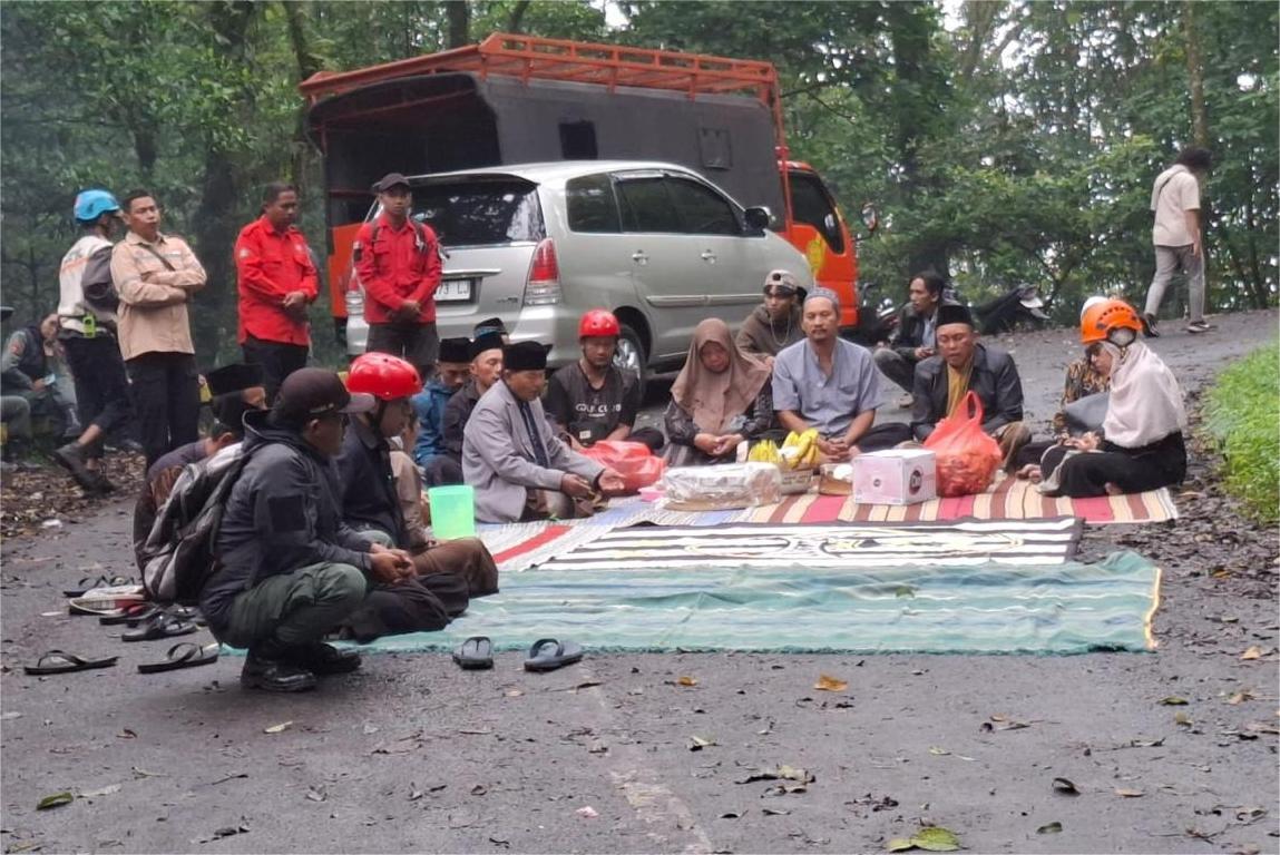 keluarga-doa-bersama-dan-tabur-bunga-di-area-longsor-di-mojokerto.jpg