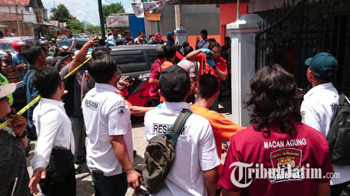 keluarga-korban-emosi-lihat-rekonstruksi-pembunuhan-pasutri-campurdarat.jpg