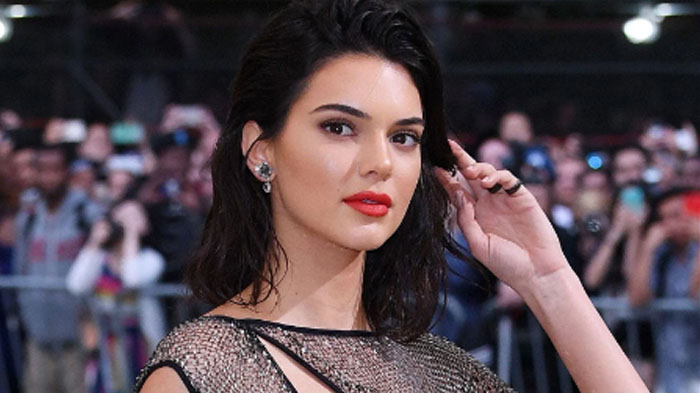 Gaun Kendall Jenner di Met Gala 2017 Sita Perhatian, Niat Pakai Baju Atau Bugil Tuh?