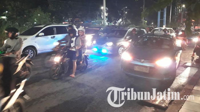kepadatan-kendaraan-terjadi-di-jalan-a-yani-long-weekend_20171130_234825.jpg