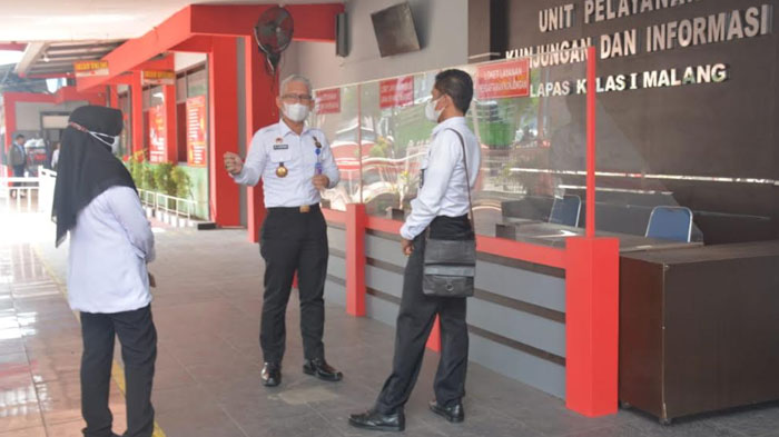 kepala-lapas-kelas-i-malang-heri-azhari-tengah-saat-mendampingi.jpg