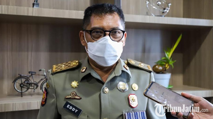 kepala-satuan-polisi-pamong-praja-satpol-pp-kota-surabaya-eddy-christijanto.jpg