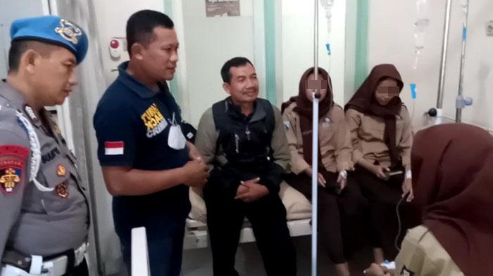 keracunan-massal-lima-siswi-MTsN-4-Tulungagung-menjalani-perawatan-di-Puskesmas-Bandung1.jpg