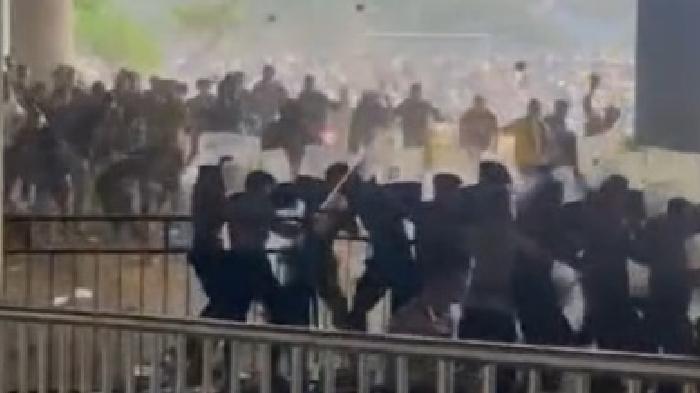 Polisi Tembakkan Gas Air Mata saat Kerusuhan Usai Gresik United vs Deltras, Anak-anak Jadi Korban