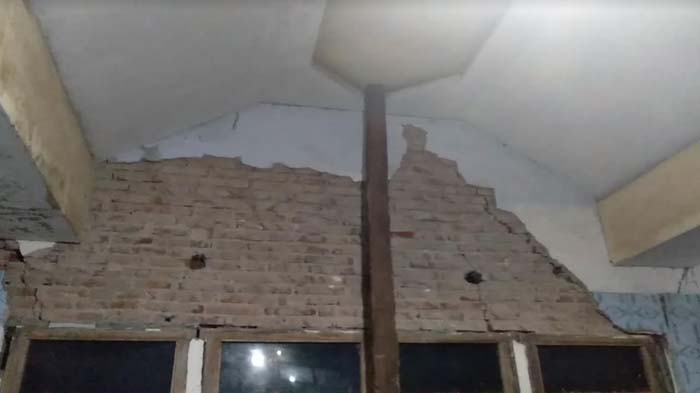 kerusakan-akibat-gempa-blitar-yang-terasa-hingga-di-desa-majang-dampit-kabupaten-malang.jpg