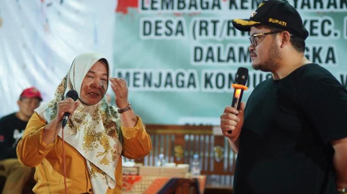 Ketua RT di Kediri Menangis Haru Bertemu Mas Dhito, Berterima Kasih dengan Program Mobil Siaga