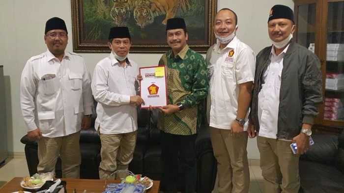 ketua-dpd-gerindra-jawa-timur-soepriyatno-menyerahkan-surat-rekomendasi-pada-qosim.jpg