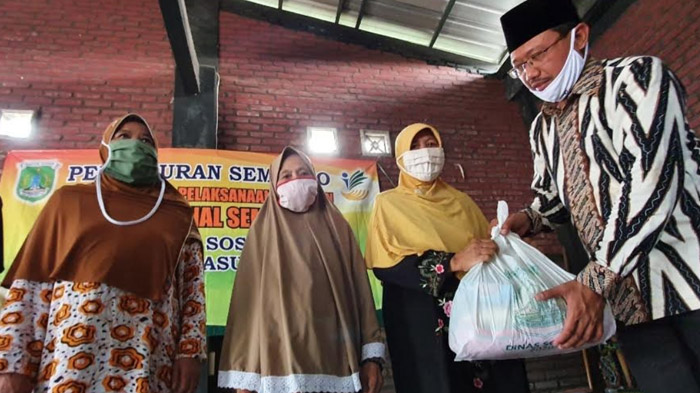 Peduli Dampak Covid-19, Mas Dion & Dinsos Berikan Langsung Bantuan Paket Sembako pada Warga Pasuruan