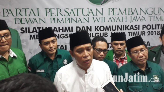 ketua-dpw-ppp-jatim-musyafa-noer-baju-putih_20170617_112810.jpg