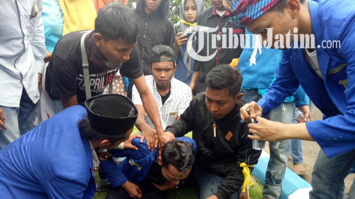 Demo Tolak Garam Impor Ricuh, Ketua PMII Tumbang dan Dilarikan ke Rumah Sakit