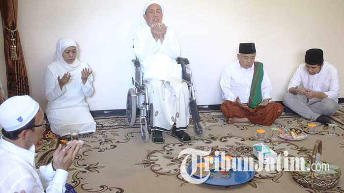 Ada Janji Khofifah dan Emil Soal Tasbih Pemberian Kiai Zubair Muntahsar dari Bangkalan