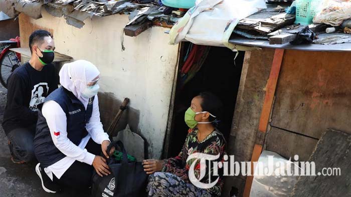 Khofifah Berbagi Sembako ke Warga Kolong Tol Dupak-Gresik, Sisir yang Tak Terdaftar Penerima Bansos