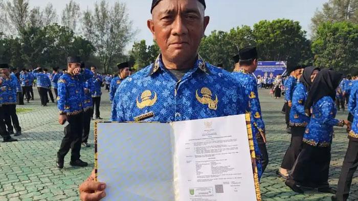 kisah-Suratman-tetap-bersyukur-meski-hanya-menjadi-PPPK-paruh-waktu-setahun.jpg