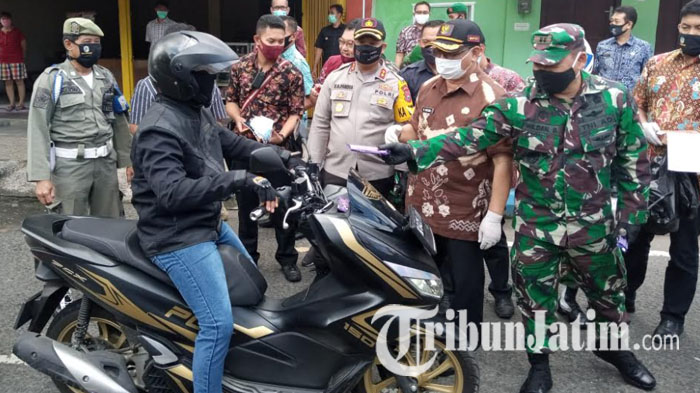 Apresiasi Warga yang Taat Pakai Masker, Para Pejabat Tulungagung Bagi-bagi Cokelat dan Buku Tulis