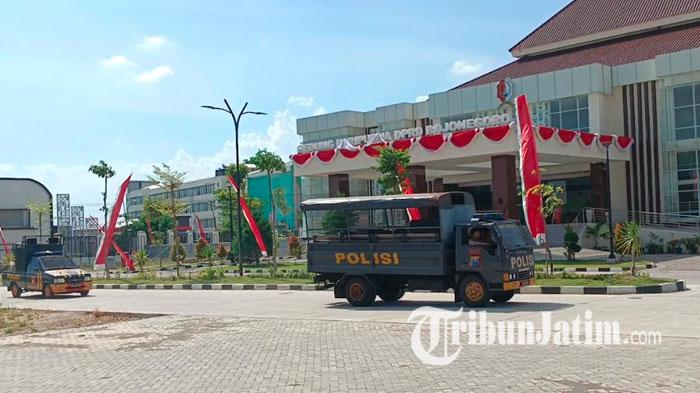 kompleks-Kantor-DPRD-Bojonegoro-dijaga-polisi-jelang-demo-yang-akan-digelar-hari-ini.jpg