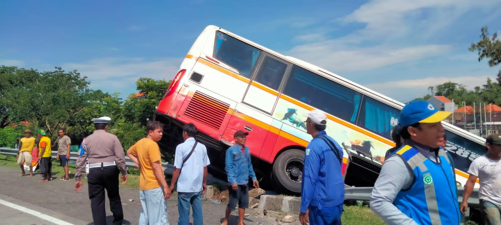 kondisi-bus-angkutan-menabrak-pembatas-beton.jpg