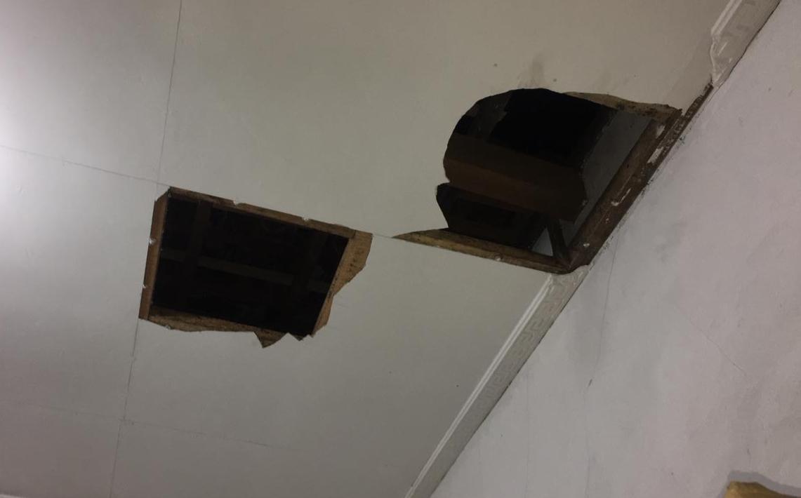 kondisi-plafon-toko-milik-warga-Wates-Kediri-dijebol-maling.jpg