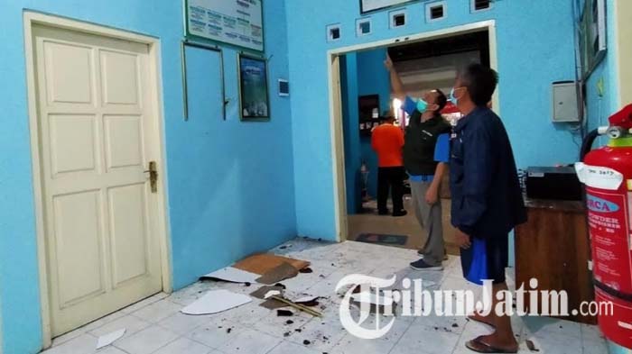 kondisi-puskesmas-wates-blitar-setelah-diguncang-gempa-bumi-plafon-ambrol2.jpg
