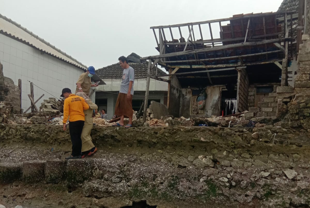 Diterjang Gelombang 5 Meter, 7 Rumah di Kampung Nelayan Tuban Rusak, Warga Sebut Terparah