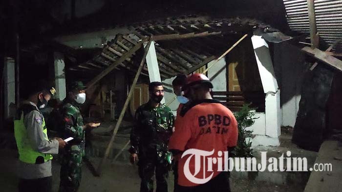 kondisi-teras-rumah-warga-yang-roboh-akibat-gempa-blitar-ilustrasi-gempa-blitar.jpg