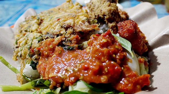 kuliner-banyuwangi-yang-legendaris-nasi-tempong-lengkap-dengan-lauk-dan-sambalnya.jpg