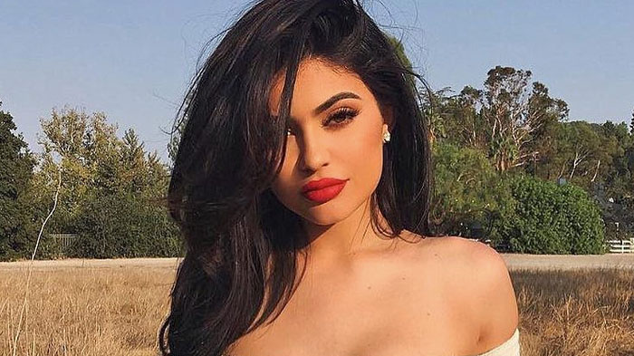 Ngaku Buang Filler Bibir, Penampilan Kylie Jenner Disebut Lebih Cantik, Lihat Perbedaannya!