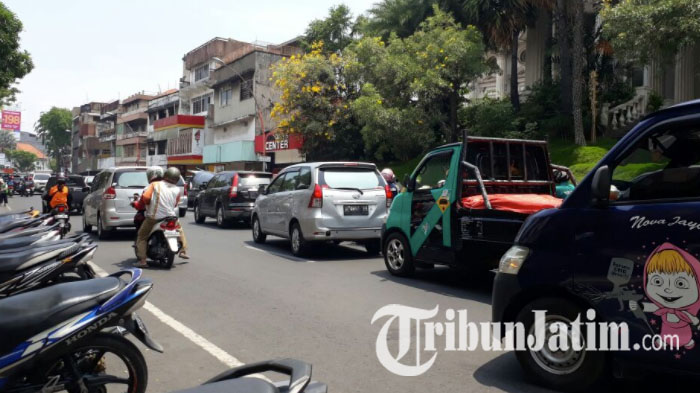 lalu-lintas-arah-jalan-blauran-menuju-jalan-praban-macet_20171031_120725.jpg