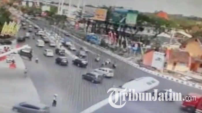 lalu-lintas-di-jalur-taman-dayu-pasuruan-pada-h2-lebaran-selasa_20170627_160929.jpg