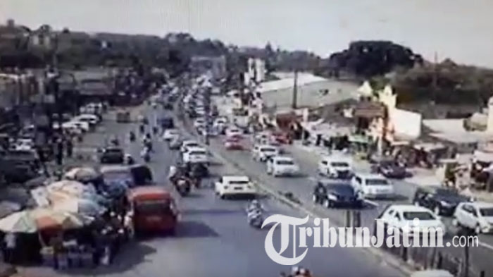 lalu-lintas-di-pasar-lawang-pada-h2-lebaran_20170627_163049.jpg