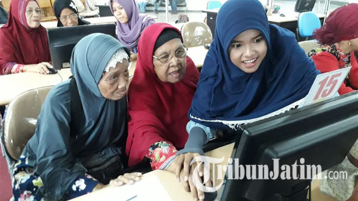 lansia-warga-binaan-pacar-kembang-rw-06-surabaya-saat-mendapat-pelatihan-komputer-di-kampus-its_20170412_134216.jpg