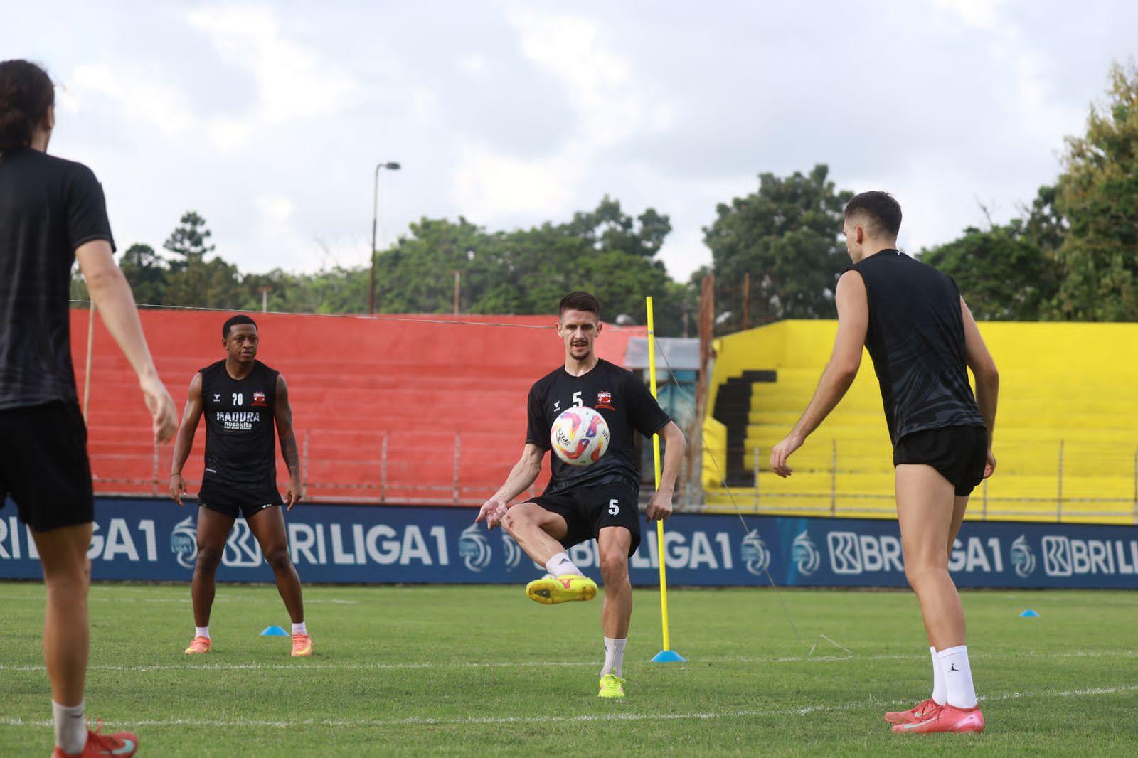 latihan-madura-united-latihan-jaga-asa-keluar-dari-zona-degradasi.jpg