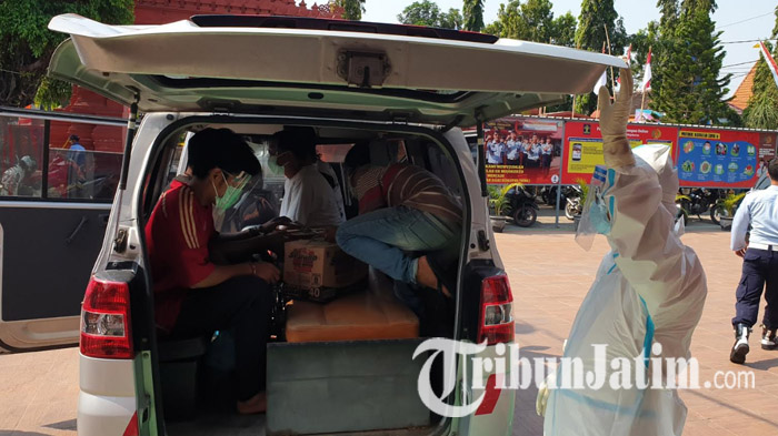 Pakai APD Lengkap, Petugas Mengevakuasi 5 Napi Lapas Klas IIB Mojokerto yang Positif Covid-19 ke RS