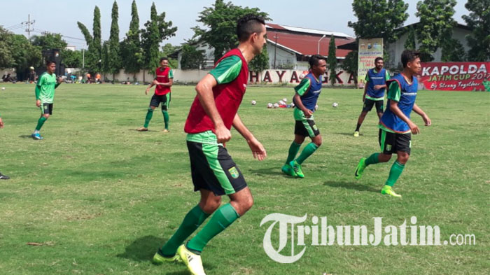 lima-pemain-persebaya-surabaya-ikut-latihan-reguler_20180106_130500.jpg