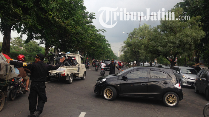 Linmas di Surabaya Dikerahkan Gantikan Pak Ogah Jalanan