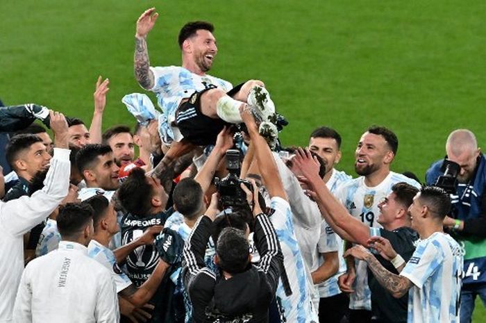 lionel-messi-diangkat-ke-udara-setelah-argentina-membantai-italia.jpg