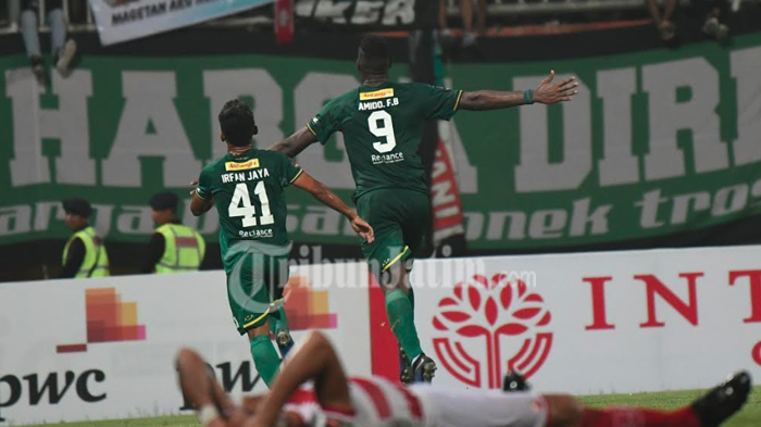 madura-united-vs-persebaya-irfan-jaya-amido-balde.jpg