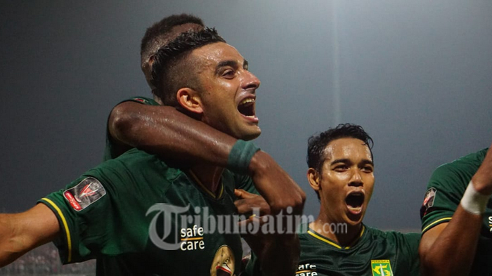 madura-united-vs-persebaya-otavio-dutra-a.jpg