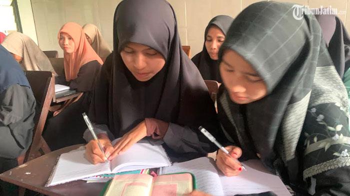 mahasiswa-di-jombang-diwajibkan-menulis-alquran-pakai-tangan-kosong.jpg