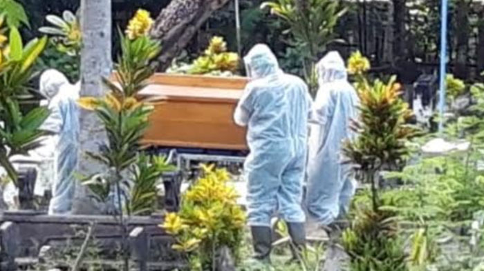 Pria Positif Covid-19 Kediri Wafat, Petugas Makamkan Jasad Pakai Hazmat & Warga Melayat dari Jauh