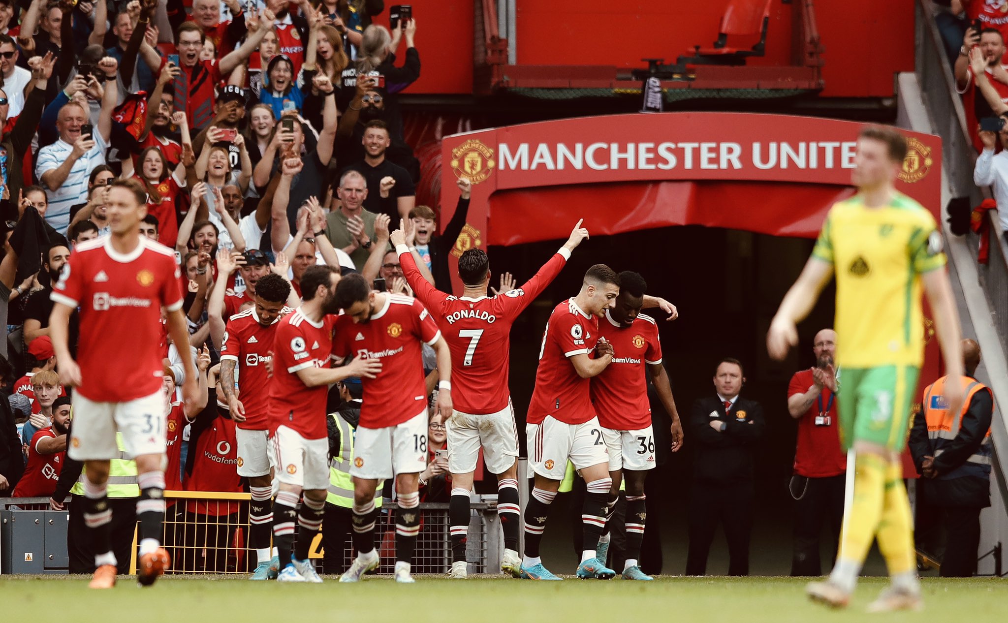 manchester-united-menang-3-2-atas-norwich-city-sabtu-1642022-di-old-trafford.jpg